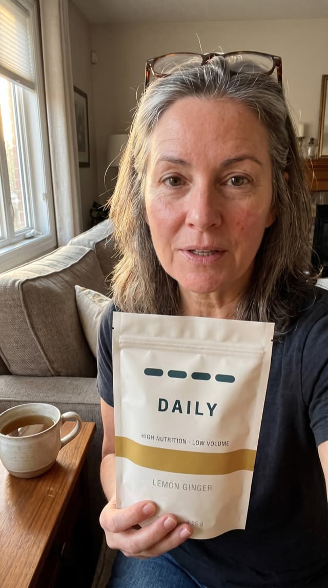 Kundin auf dem Sofa mit DAILY HEIST Glas