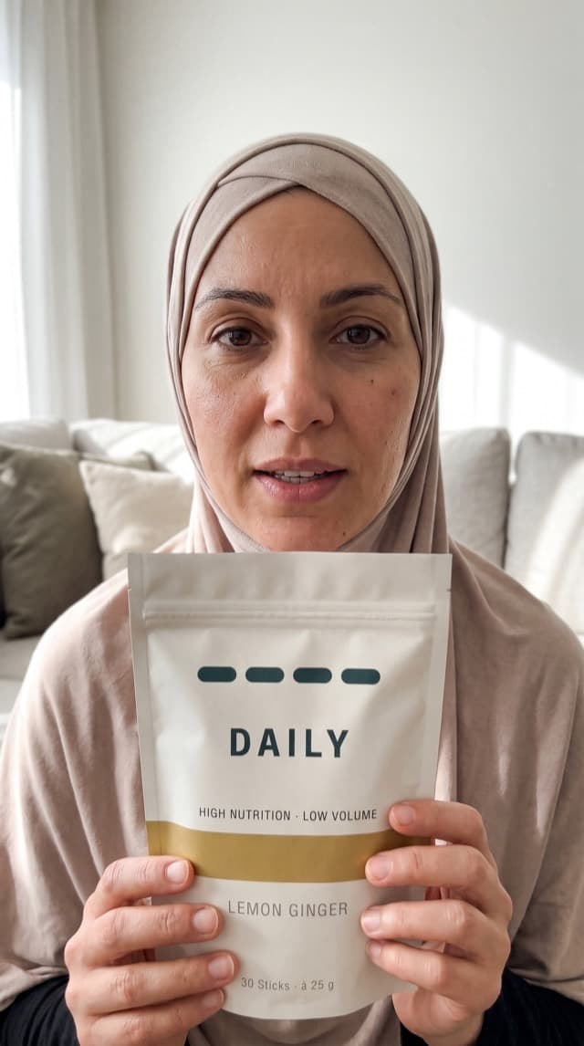 Kundin mit DAILY HEIST im Wohnzimmer